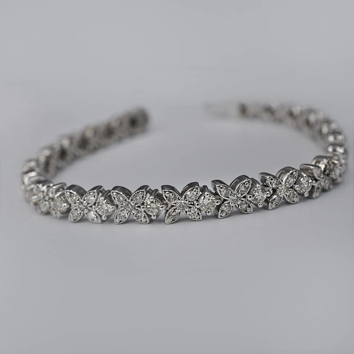 3.20-3.20 CT Round Cut Diamonds - Tennis Bracelet